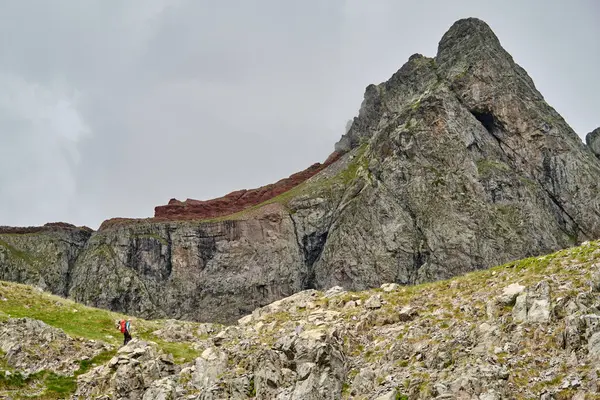 Pireneler 'deki Anayet tepesine doğru yürüyen yürüyüşçüler..