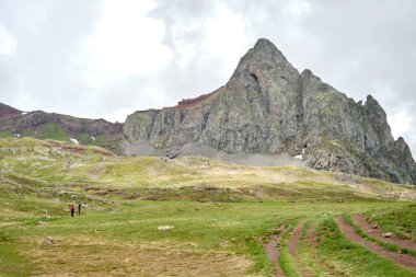 Pireneler 'deki Anayet tepesinde dinlenen yürüyüşçüler.