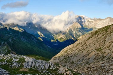 Dağ manzarası, bulut kaplı dağlar, Aragon Pirenesi vadileri. İspanya