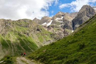 Dağcılar tırmanmak için bazı dağlara yaklaşıyor, Pireneler, İspanya