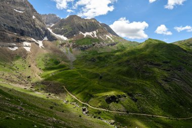 Çayır manzarası ve La Ripera vadisi dağı, Aragonese Pireneleri.