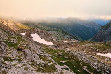 Dağlarda çadıra giren bir gencin panoramik görüntüsü. Pireneler, İspanya