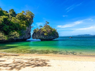 Tayland 'ın Krabi ilindeki Koh Phak Bia adası. Yüksek kalite fotoğraf