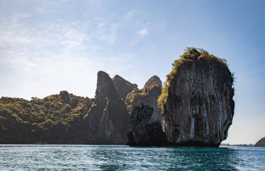 Gün batımında Loh Lana Körfezi 'nin havadan görünüşü Koh Phi Phi adaları, Krabi, Tayland, Güney Asya