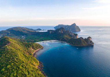 Gün batımında Loh Lana Körfezi 'nin havadan görünüşü Koh Phi Phi adaları, Krabi, Tayland, Güney Asya