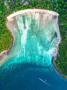 Gün batımında Loh Lana Körfezi 'nin havadan görünüşü Koh Phi Phi adaları, Krabi, Tayland, Güney Asya