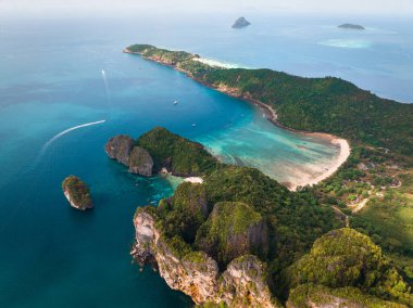 Gün batımında Loh Lana Körfezi 'nin havadan görünüşü Koh Phi Phi adaları, Krabi, Tayland, Güney Asya