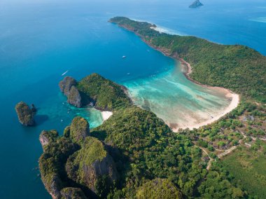 Gün batımında Loh Lana Körfezi 'nin havadan görünüşü Koh Phi Phi adaları, Krabi, Tayland, Güney Asya