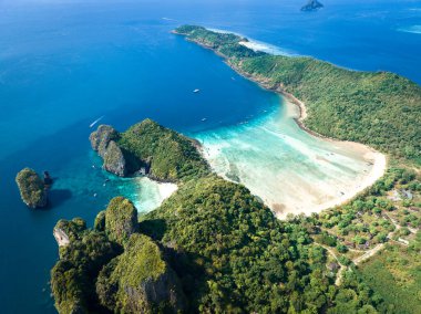 Gün batımında Loh Lana Körfezi 'nin havadan görünüşü Koh Phi Phi adaları, Krabi, Tayland, Güney Asya
