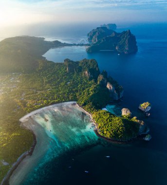 Gün batımında Loh Lana Körfezi 'nin havadan görünüşü Koh Phi Phi adaları, Krabi, Tayland, Güney Asya