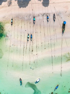 Laem Tong Sahili 'nin veya Koh Phi, Krabi, Tayland' daki Laemtong Körfezi 'nin havadan görüntüsü.