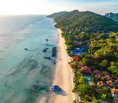 Laem Tong Sahili 'nin veya Koh Phi, Krabi, Tayland' daki Laemtong Körfezi 'nin havadan görüntüsü.