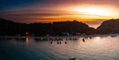 Laem Tong Sahili 'nin veya Koh Phi, Krabi, Tayland' daki Laemtong Körfezi 'nin havadan görüntüsü.