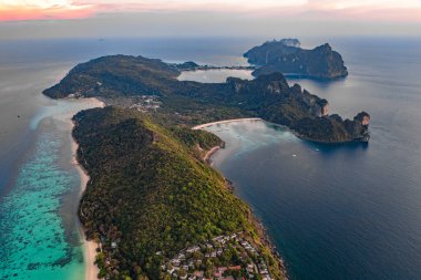 Laem Tong Sahili 'nin veya Koh Phi, Krabi, Tayland' daki Laemtong Körfezi 'nin havadan görüntüsü.