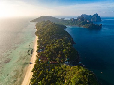 Laem Tong Sahili 'nin veya Koh Phi, Krabi, Tayland' daki Laemtong Körfezi 'nin havadan görüntüsü.