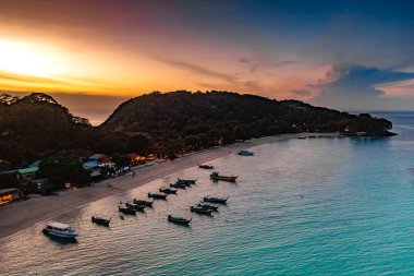 Laem Tong Sahili 'nin veya Koh Phi, Krabi, Tayland' daki Laemtong Körfezi 'nin havadan görüntüsü.