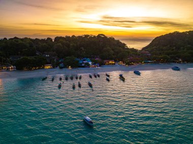 Laem Tong Sahili 'nin veya Koh Phi, Krabi, Tayland' daki Laemtong Körfezi 'nin havadan görüntüsü.