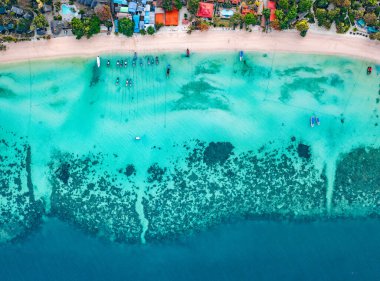 Laem Tong Sahili 'nin veya Koh Phi, Krabi, Tayland' daki Laemtong Körfezi 'nin havadan görüntüsü.