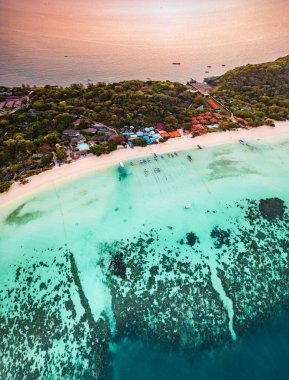 Laem Tong Sahili 'nin veya Koh Phi, Krabi, Tayland' daki Laemtong Körfezi 'nin havadan görüntüsü.