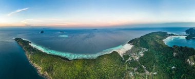 Laem Tong Sahili 'nin veya Koh Phi, Krabi, Tayland' daki Laemtong Körfezi 'nin havadan görüntüsü.