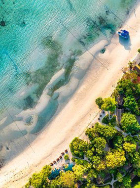 Laem Tong Sahili 'nin veya Koh Phi, Krabi, Tayland' daki Laemtong Körfezi 'nin havadan görüntüsü.