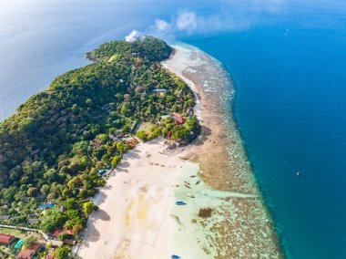 Laem Tong Sahili 'nin veya Koh Phi, Krabi, Tayland' daki Laemtong Körfezi 'nin havadan görüntüsü.