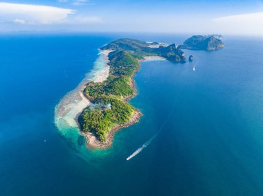 Laem Tong Sahili 'nin veya Koh Phi, Krabi, Tayland' daki Laemtong Körfezi 'nin havadan görüntüsü.