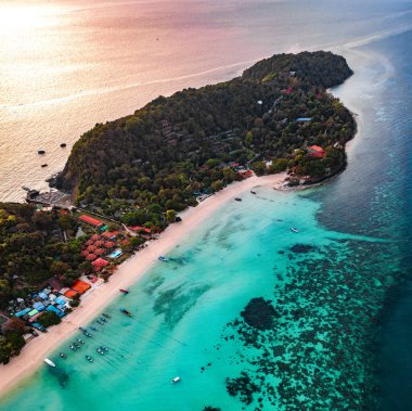 Laem Tong Sahili 'nin veya Koh Phi, Krabi, Tayland' daki Laemtong Körfezi 'nin havadan görüntüsü.