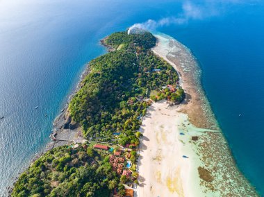 Laem Tong Sahili 'nin veya Koh Phi, Krabi, Tayland' daki Laemtong Körfezi 'nin havadan görüntüsü.