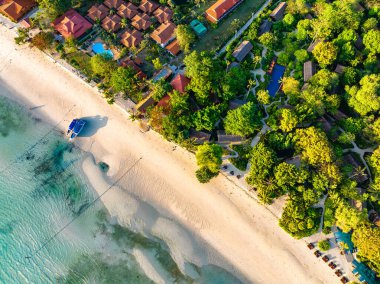 Laem Tong Sahili 'nin veya Koh Phi, Krabi, Tayland' daki Laemtong Körfezi 'nin havadan görüntüsü.