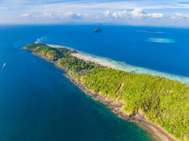 Laem Tong Sahili 'nin veya Koh Phi, Krabi, Tayland' daki Laemtong Körfezi 'nin havadan görüntüsü.