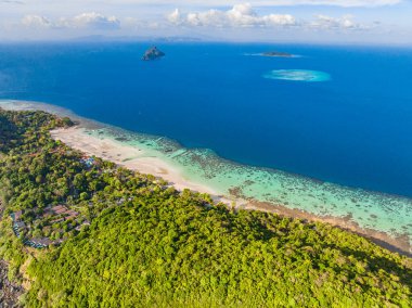 Laem Tong Sahili 'nin veya Koh Phi, Krabi, Tayland' daki Laemtong Körfezi 'nin havadan görüntüsü.