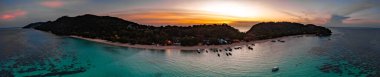 Laem Tong Sahili 'nin veya Koh Phi, Krabi, Tayland' daki Laemtong Körfezi 'nin havadan görüntüsü.