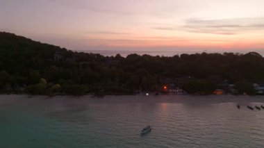 Laem Tong Sahili 'nin veya Koh Phi, Krabi, Tayland' daki Laemtong Körfezi 'nin havadan görüntüsü.