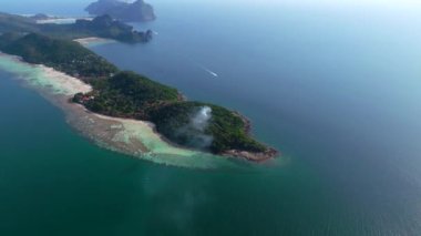 Laem Tong Sahili 'nin veya Koh Phi, Krabi, Tayland' daki Laemtong Körfezi 'nin havadan görüntüsü.