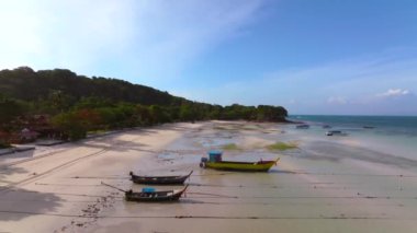 Laem Tong Sahili 'nin veya Koh Phi, Krabi, Tayland' daki Laemtong Körfezi 'nin havadan görüntüsü.