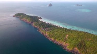 Laem Tong Sahili 'nin veya Koh Phi, Krabi, Tayland' daki Laemtong Körfezi 'nin havadan görüntüsü.