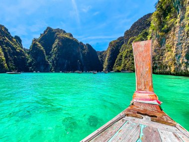 Maya Körfezi, Koh Phi Phi, Krabi, Tayland 'daki uzun kuyruk teknesinden. Yüksek kalite fotoğraf