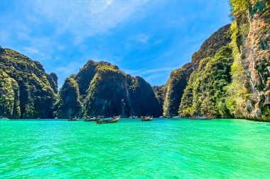 Maya Körfezi, Koh Phi Phi, Krabi, Tayland 'daki uzun kuyruk teknesinden. Yüksek kalite fotoğraf