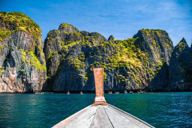 Maya Körfezi, Koh Phi Phi, Krabi, Tayland 'daki uzun kuyruk teknesinden. Yüksek kalite fotoğraf