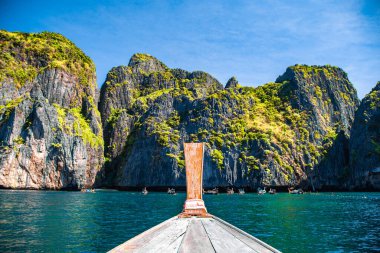 Maya Körfezi, Koh Phi Phi, Krabi, Tayland 'daki uzun kuyruk teknesinden. Yüksek kalite fotoğraf