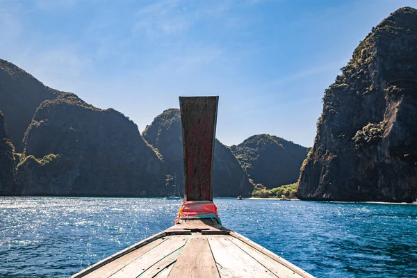 Maya Körfezi, Koh Phi Phi, Krabi, Tayland 'daki uzun kuyruk teknesinden. Yüksek kalite fotoğraf