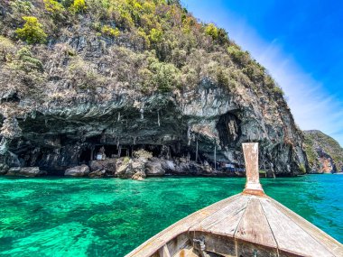 Koh Phi Leh, Krabi, Tayland 'daki uzun kuyruk teknesinden Viking Mağarası. Yüksek kalite fotoğraf