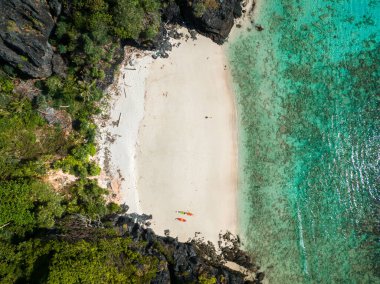 Tayland, Krabi 'deki Koh Phi Don Adası' ndaki Nui plajının havadan görüntüsü.