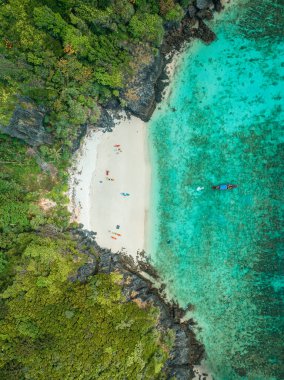 Tayland, Krabi 'deki Koh Phi Don Adası' ndaki Nui plajının havadan görüntüsü.