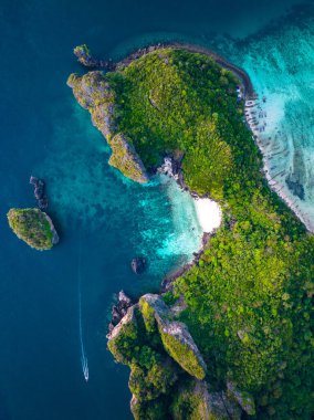 Tayland, Krabi 'deki Koh Phi Don Adası' ndaki Nui plajının havadan görüntüsü.
