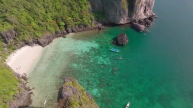 Tayland, Krabi 'deki Koh Phi Don Adası' ndaki Nui plajının havadan görüntüsü.
