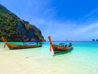 Koh Phi Don Adası 'ndaki Maymun Sahili' nde uzun kuyruklu tekne. Tayland, Krabi, Güney Doğu Asya 'da.