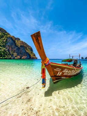 Koh Phi Don Adası 'ndaki Maymun Sahili' nde uzun kuyruklu tekne. Tayland, Krabi, Güney Doğu Asya 'da.