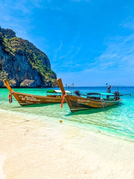 コピピ島のモンキービーチ タイのクラビ 東南アジアのロングテールボート — ストック写真